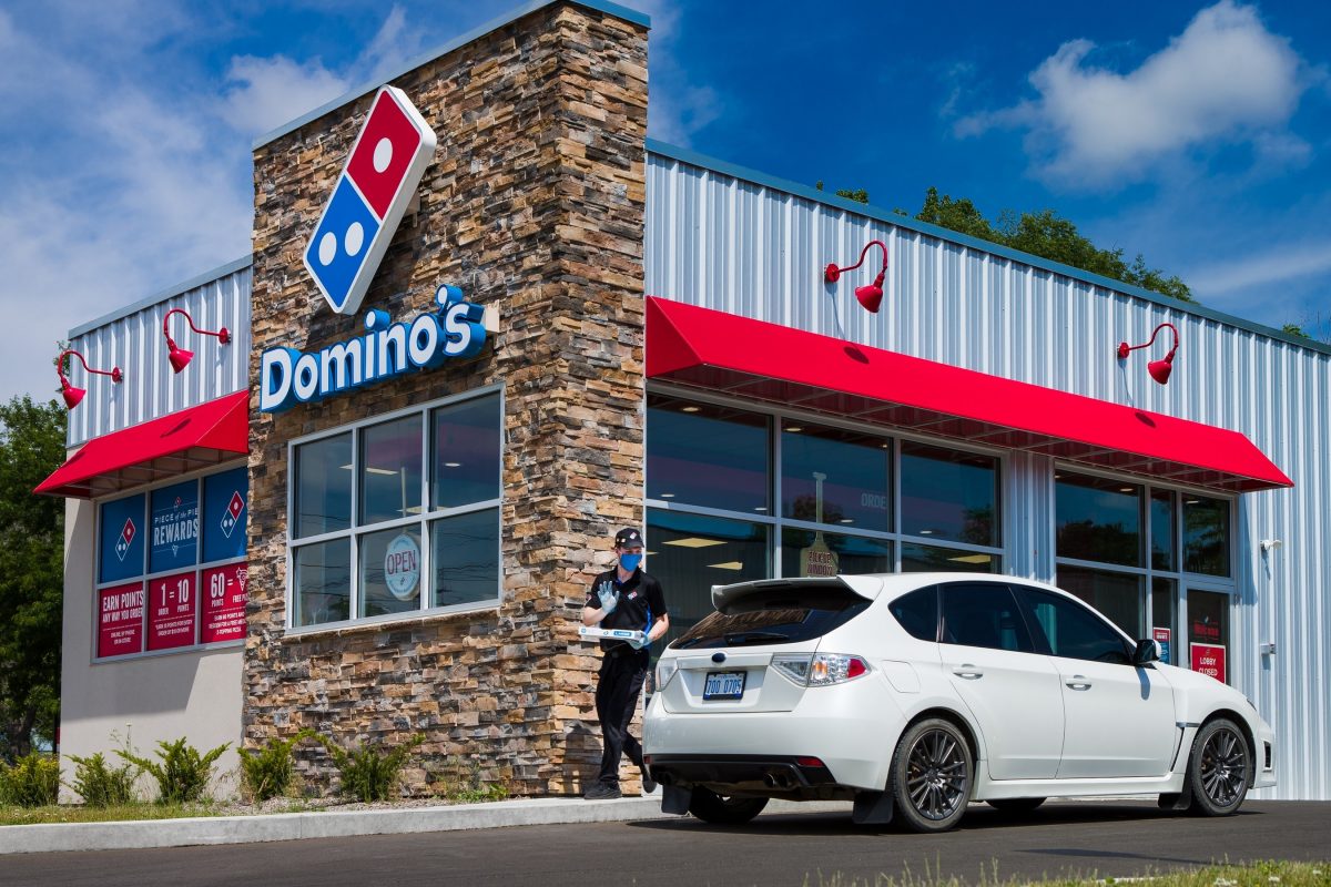 (Español) Domino’s Carside Delivery™: Es una Orden para Llevar, pero Entregada