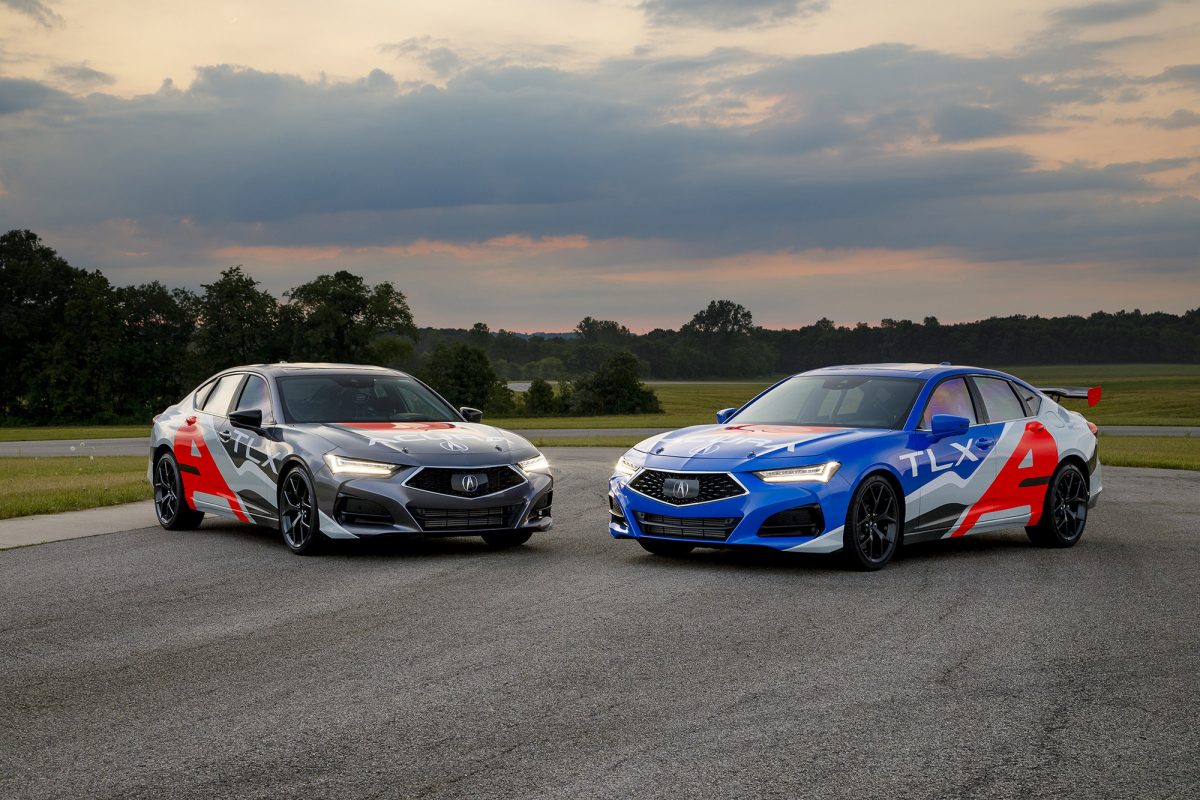 (Español) El TLX 2021 hace su presentación en carreras en Pikes Peak Hill Climb; el TLX Type S Prototipo actúa como auto de seguridad oficial