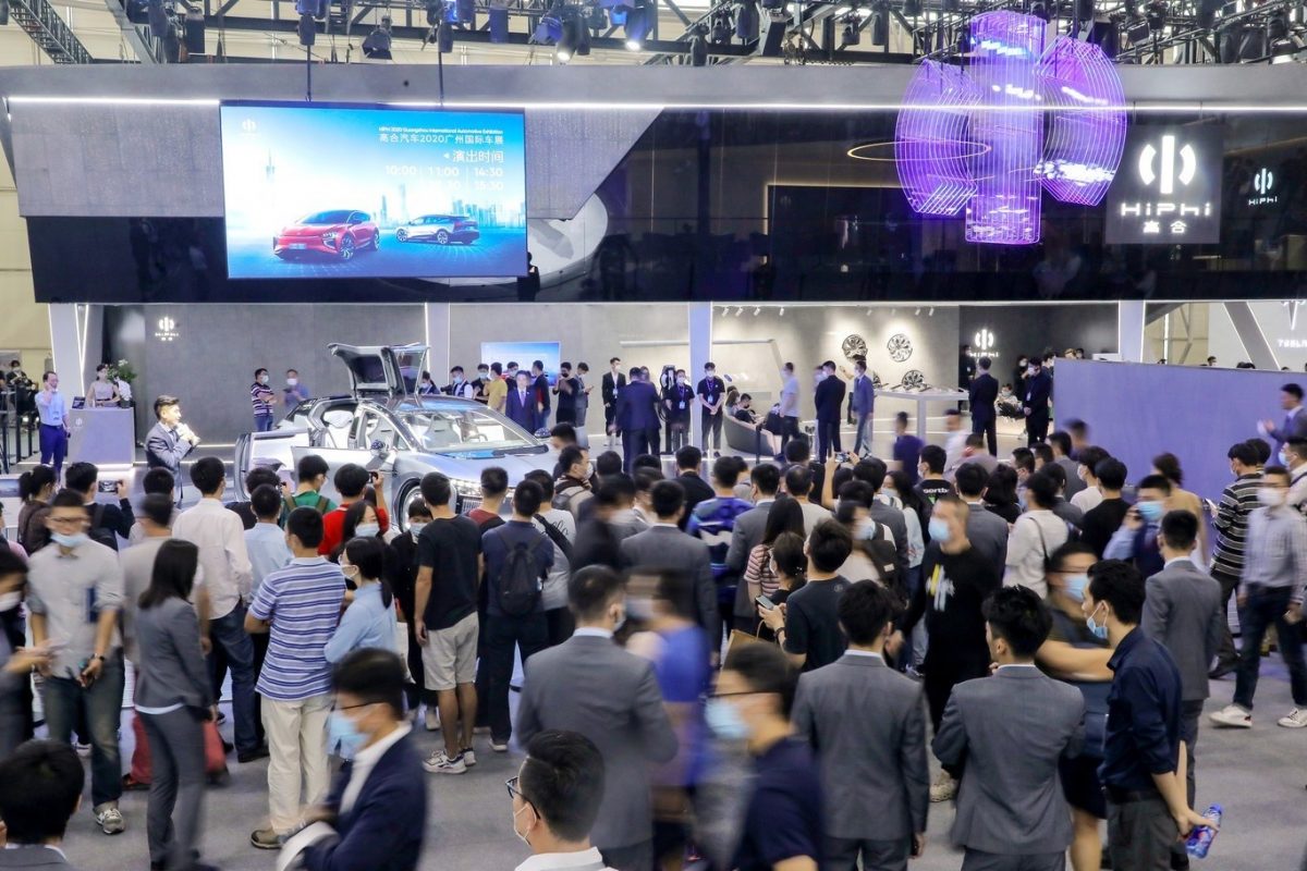 El súper SUV de Human Horizons, HiPhi X, saluda a la multitud en el Guangzhou Auto Show