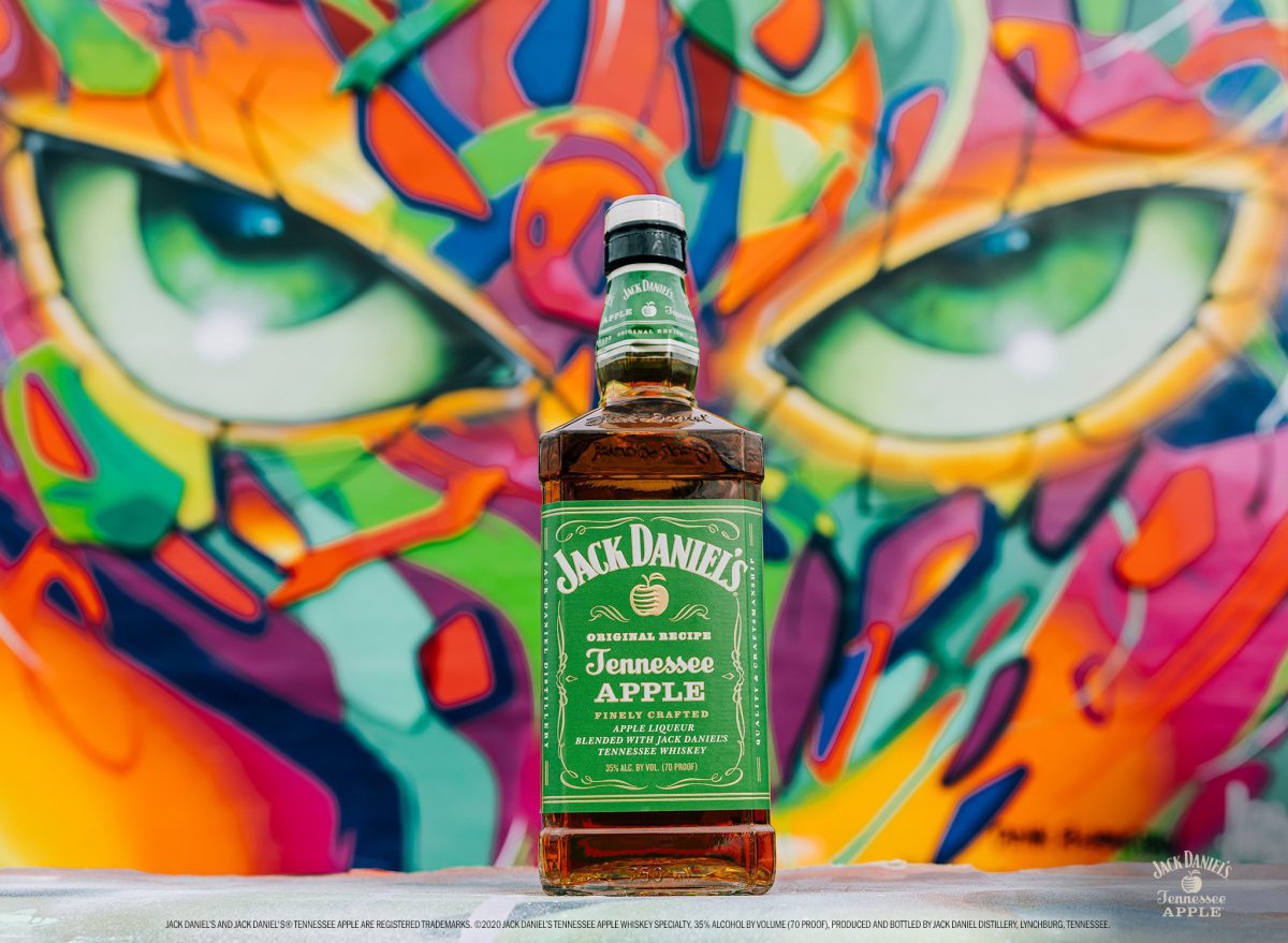JACK DANIEL’S® TENNESSEE APPLE presenta un mural con iluminación dinámica por el aclamado artista urbano de Miami, ABSTRK