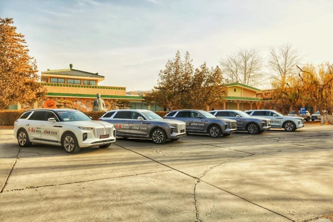 (Español) Xinhua Silk Road: La emblemática marca de autos tipo sedán de China finaliza el “Viaje Hongqi” con un acuerdo de cooperación firmado en Gansu con la Academia de Investigación Dunhuang