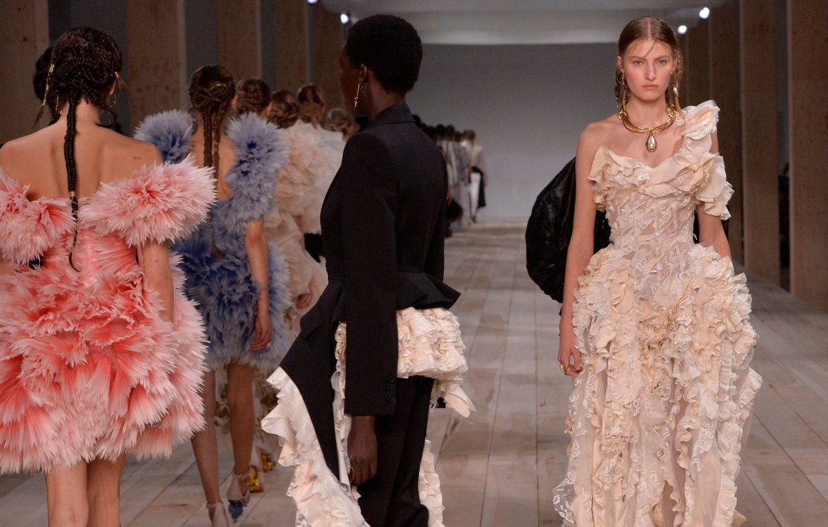 Alexander McQueen y Vestiaire Collective anuncian una colaboración pionera que pretende fomentar el cambio hacia las prácticas circulares.